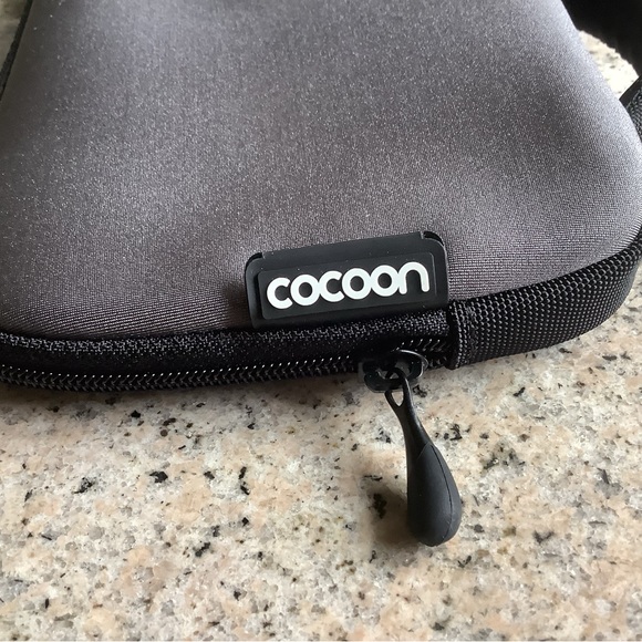 Cocoon mini iPad/accessories case - Picture 2 of 4